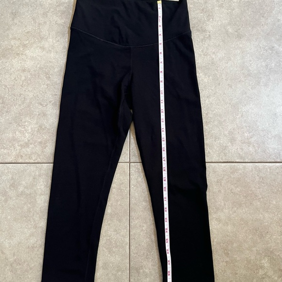 Old Navy Active Powerchill Extra High Rise Black Leggings Capri Pants Womens SM - Picture 2 of 4